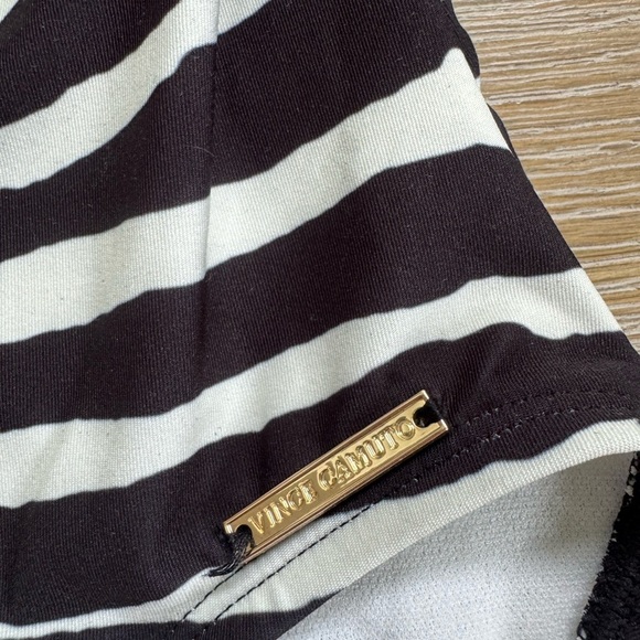 Vince Camuto women’s black & white stripe ruffle shoulder swimsuit size 10 - Picture 3 of 4